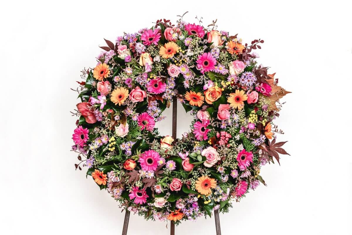 Corona funebre mista fiori piccoli rosa e giallo